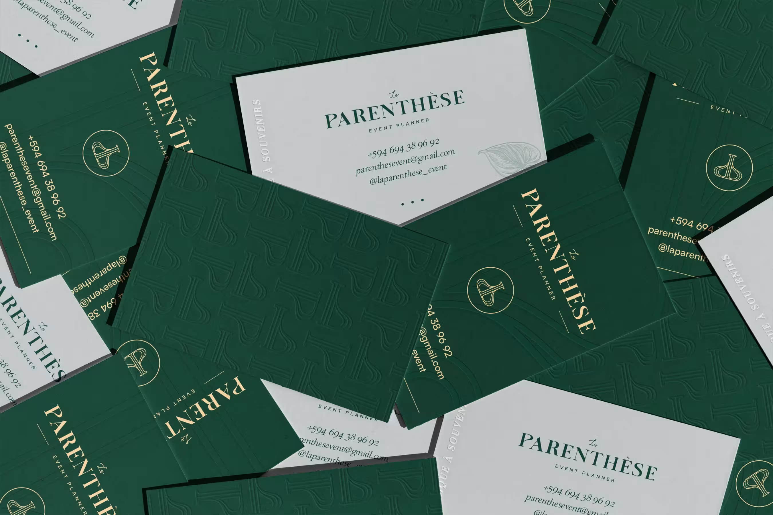 Stack of La Parenthèse business cards in green and beige, featuring serif logo and gold typography.